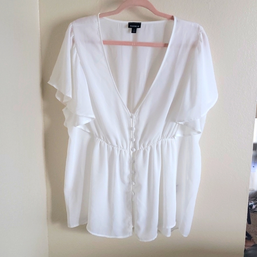 EUC Torrid Size 1 Off White V-Neck Button Down Blouse
